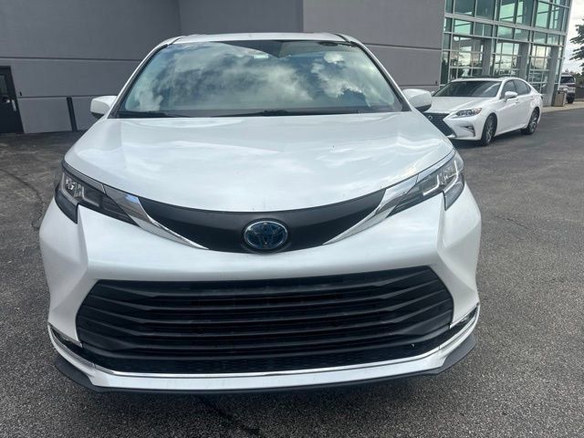 Used 2022 Toyota Sienna XLE w/ XLE Plus Package AWD/4WD image 8