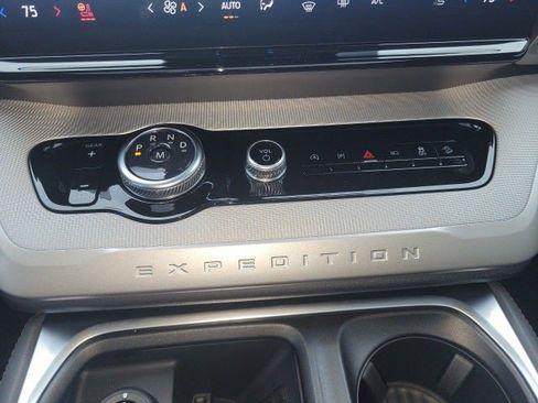 New 2025 Ford Expedition Active image 27