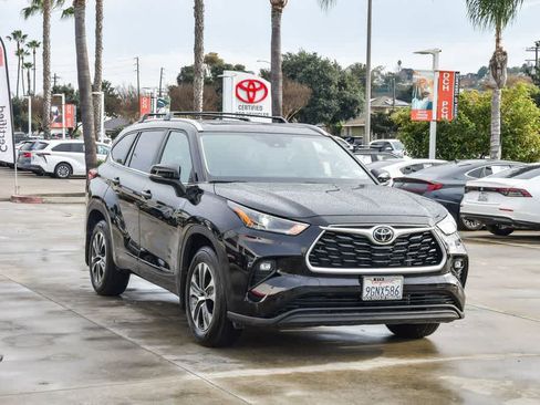 Used 2023 Toyota Highlander XLE image 3