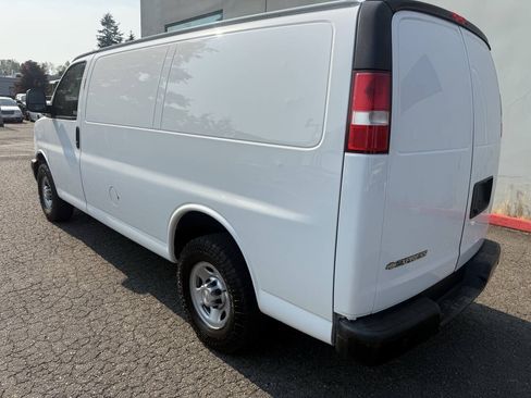 Used 2017 Chevrolet Express 3500 RWD image 3