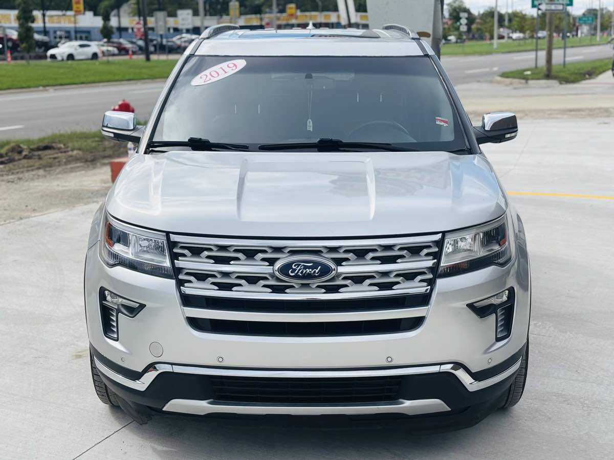 Used 2019 Ford Explorer XLT w/ Equipment Group 202A AWD/4WD image 18
