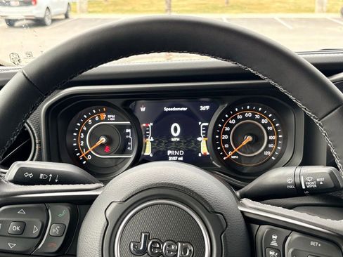 New 2025 Jeep Gladiator Mojave w/ Convenience Group image 23