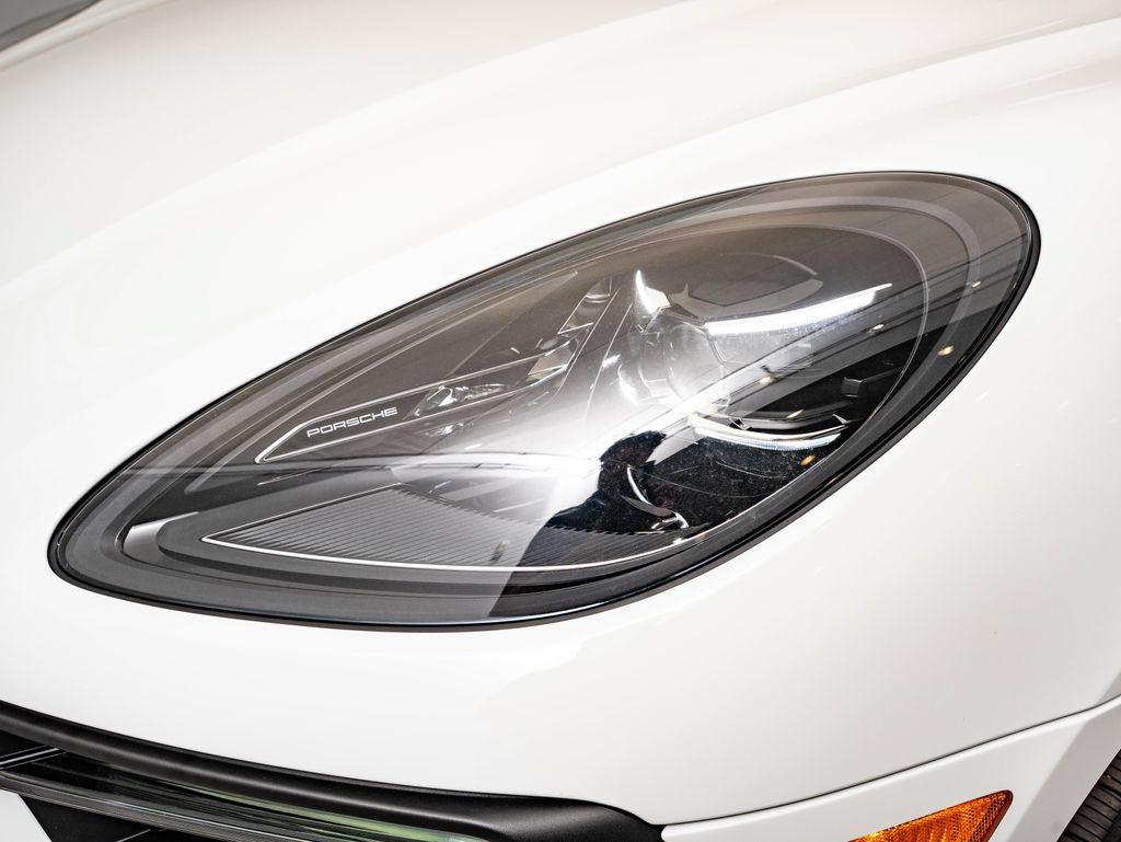 Certified 2026 Porsche Macan AWD/4WD image 16