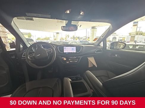 Used 2025 Chrysler Pacifica Select FWD image 6