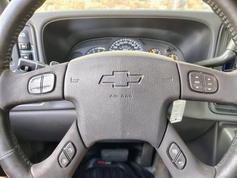 Used 2004 Chevrolet Silverado 2500 LT w/ Skid Plate Package AWD/4WD image 10