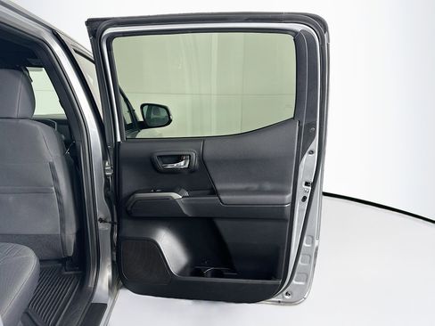 Used 2019 Toyota Tacoma TRD Sport w/ Technology Package image 28