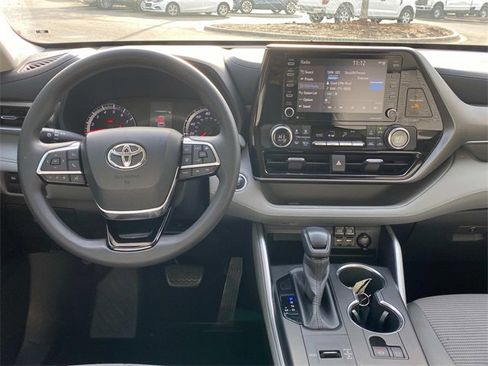 Used 2020 Toyota Highlander L w/ Phone Cable & Charge Package image 8