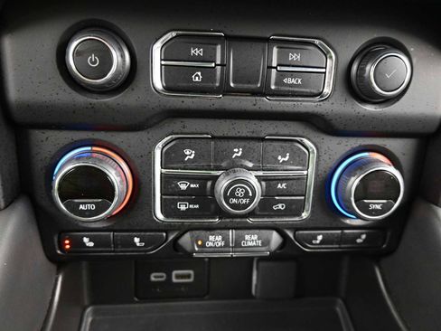 Used 2024 Chevrolet Suburban LT image 24