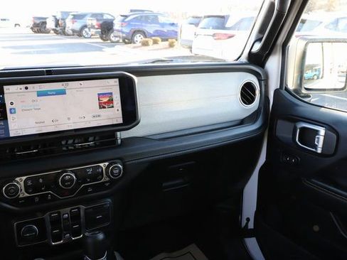 Used 2025 Jeep Wrangler Sahara image 26