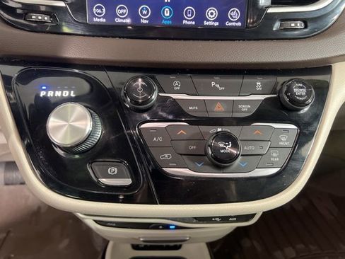 Used 2020 Chrysler Pacifica Touring-L Plus image 26