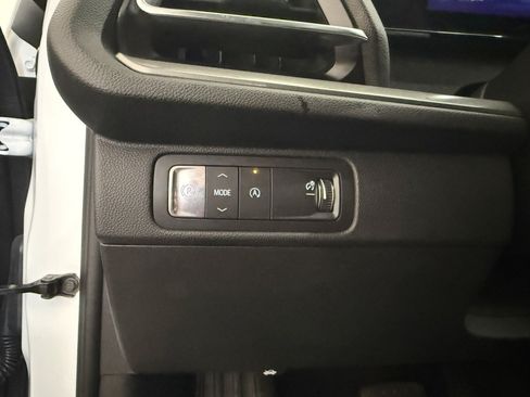 Used 2024 Chevrolet Traverse LT FWD image 23