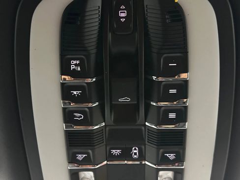 Used 2023 Porsche Macan S w/ Premium Package Plus image 37