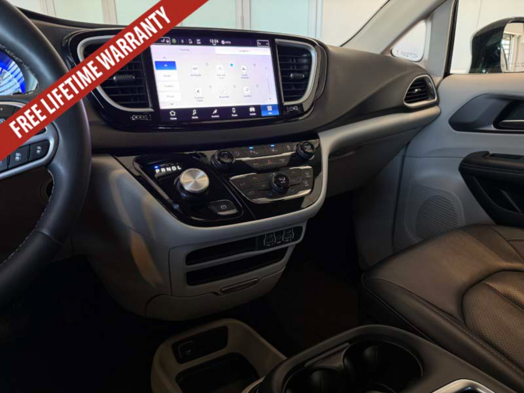 Used 2024 Chrysler Pacifica Touring-L FWD image 39