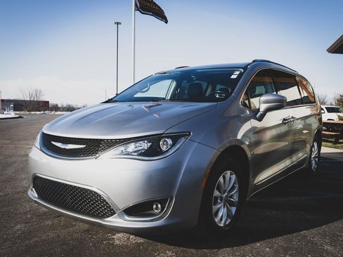 Used 2019 Chrysler Pacifica Touring-L image 19