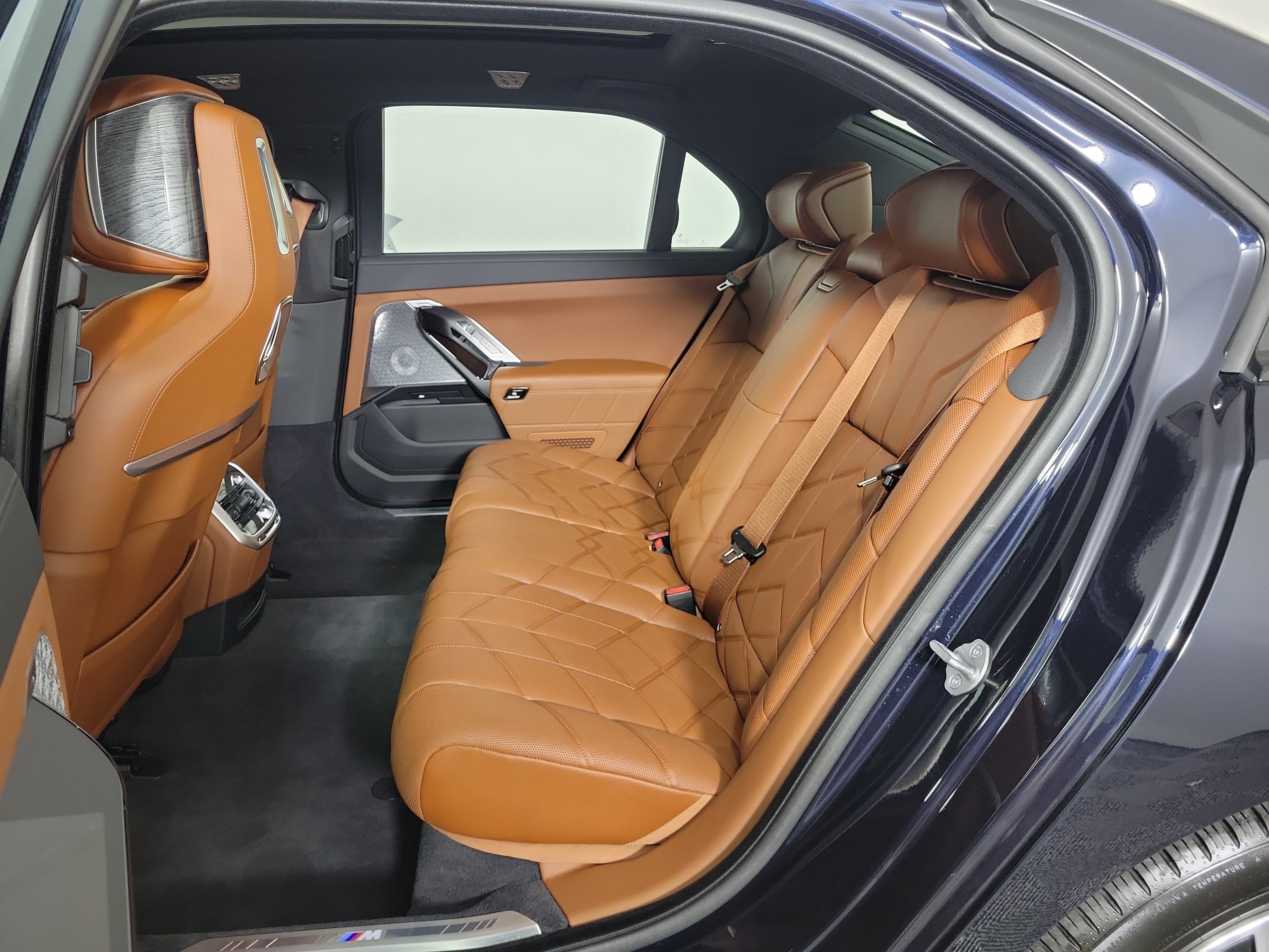 Certified 2024 BMW i7 xDrive60 w/ Executive Package AWD/4WD image 10