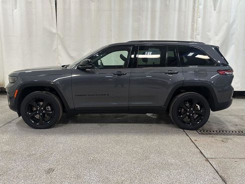 Used 2023 Jeep Grand Cherokee Altitude image 2