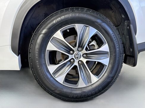 Used 2023 Toyota Highlander XLE AWD/4WD image 32