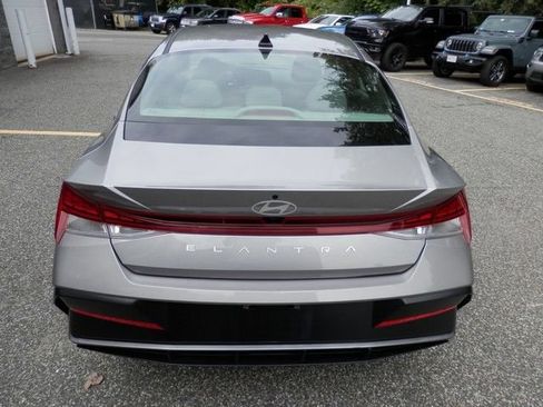 Used 2025 Hyundai Elantra SEL FWD image 7