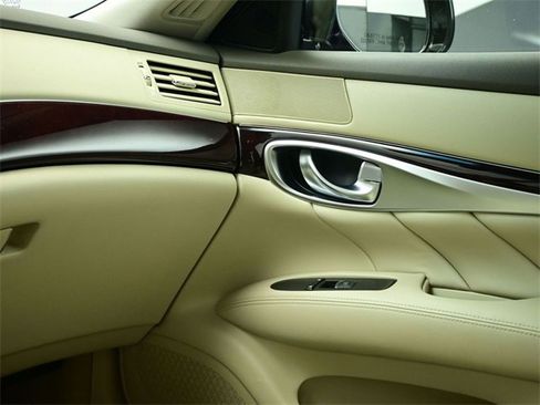 Used 2017 INFINITI Q70 3.7 image 31