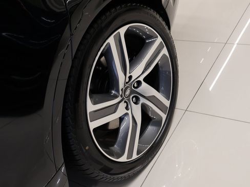 Used 2025 Land Rover Discovery Metropolitan Edition image 80