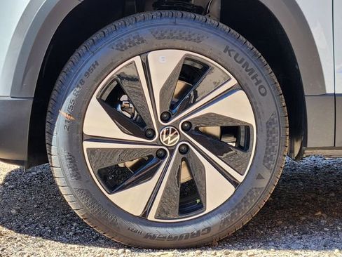 New 2025 Volkswagen Taos SE image 10