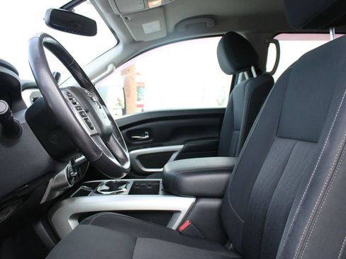 Used 2018 Nissan Titan SV w/ SV Convenience Package image 17