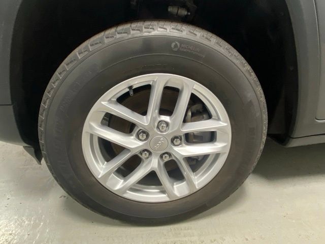 Used 2023 Jeep Grand Cherokee L Laredo w/ Luxury Tech Group I AWD/4WD image 5