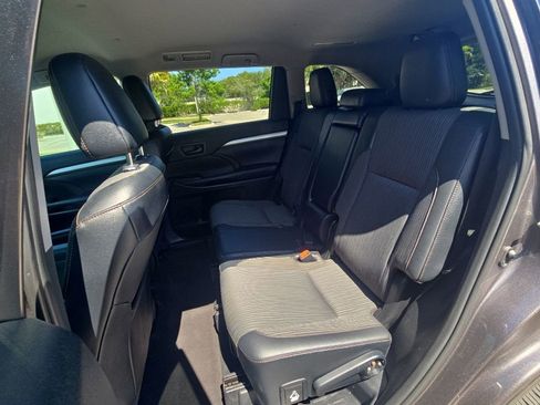Used 2019 Toyota Highlander Plus FWD image 28