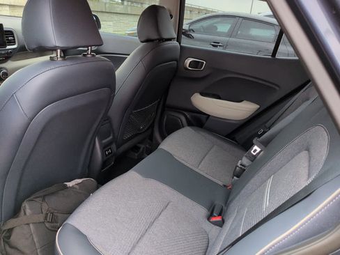 Used 2025 Hyundai Venue Limited image 6