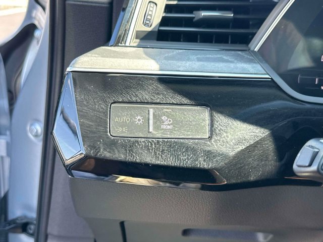 Used 2021 Audi e-tron Premium Plus w/ Premium Plus Package AWD/4WD image 23