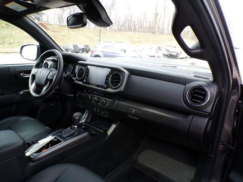 Used 2021 Toyota Tacoma TRD Sport w/ TRD Premium Sport Package AWD/4WD image 16