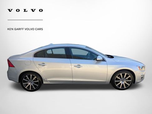 Used 2018 Volvo S60 T5 Inscription image 2