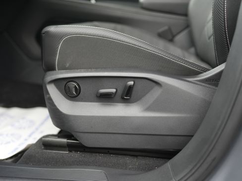 Used 2025 Volkswagen Atlas Cross Sport SE image 26