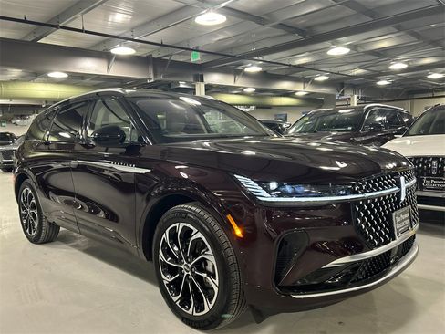 Used 2025 Lincoln Nautilus Reserve image 1