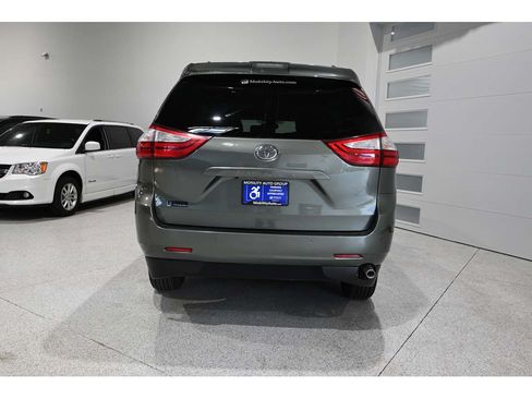 Used 2019 Toyota Sienna XLE w/ XLE Navigation Package FWD image 7