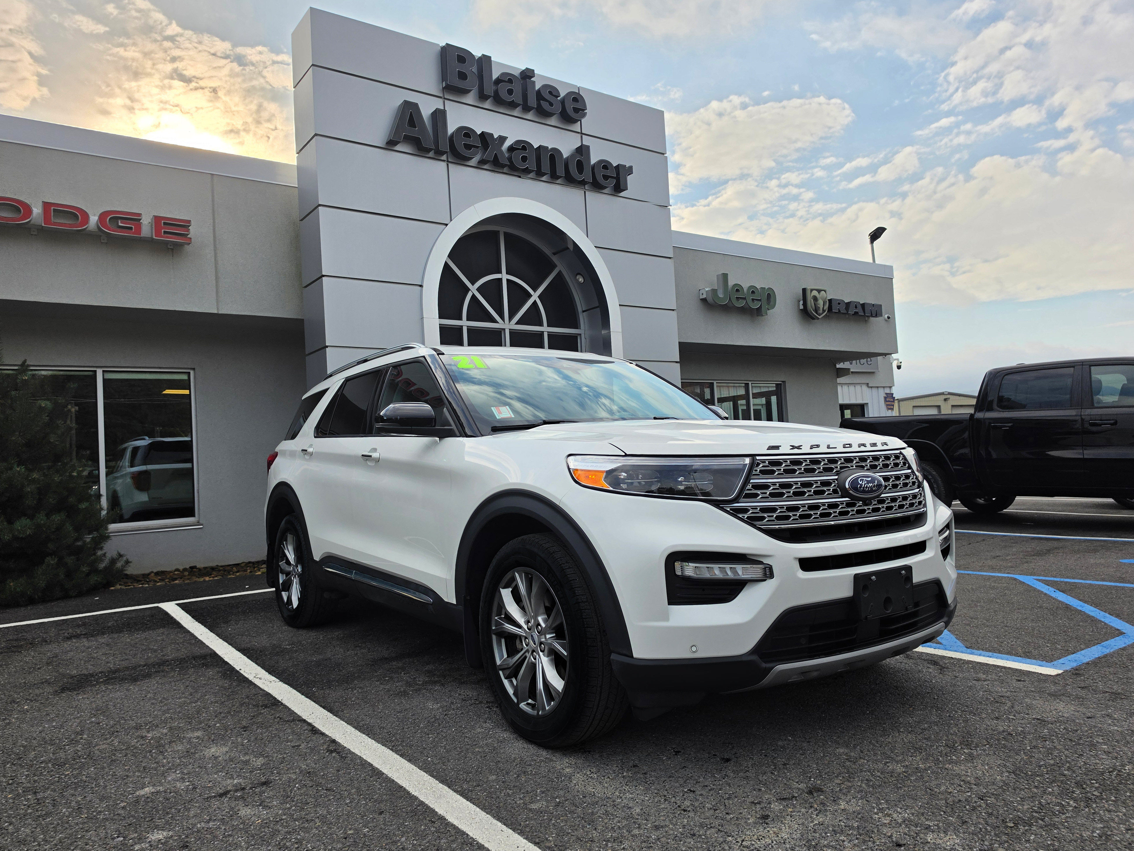 Used 2021 Ford Explorer Limited w/ Equipment Group 301A AWD/4WD image 1