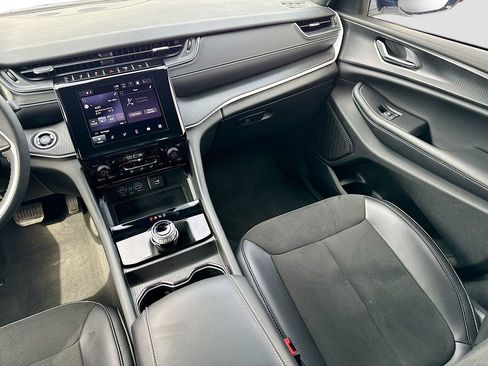 Used 2023 Jeep Grand Cherokee L Laredo image 29