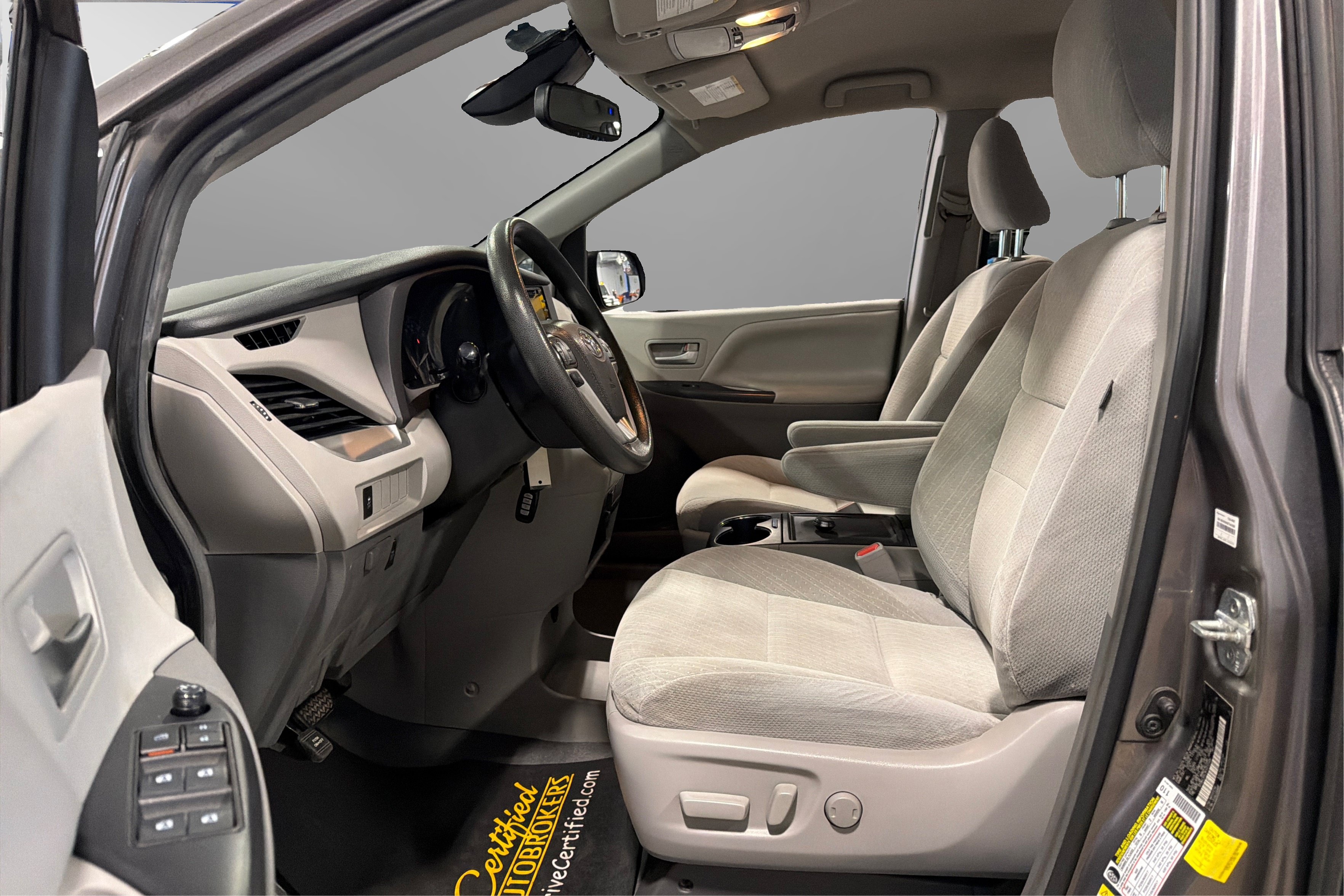 Used 2019 Toyota Sienna LE FWD image 17