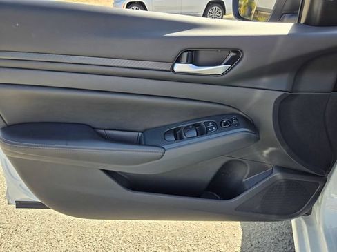 Used 2025 Nissan Altima 2.5 SV FWD image 16