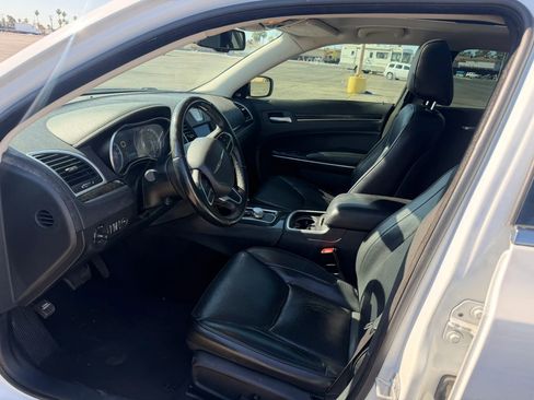 Used 2017 Chrysler 300 C RWD image 9