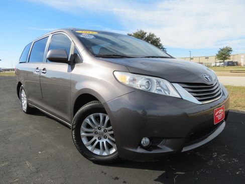 Used 2012 Toyota Sienna XLE image 2