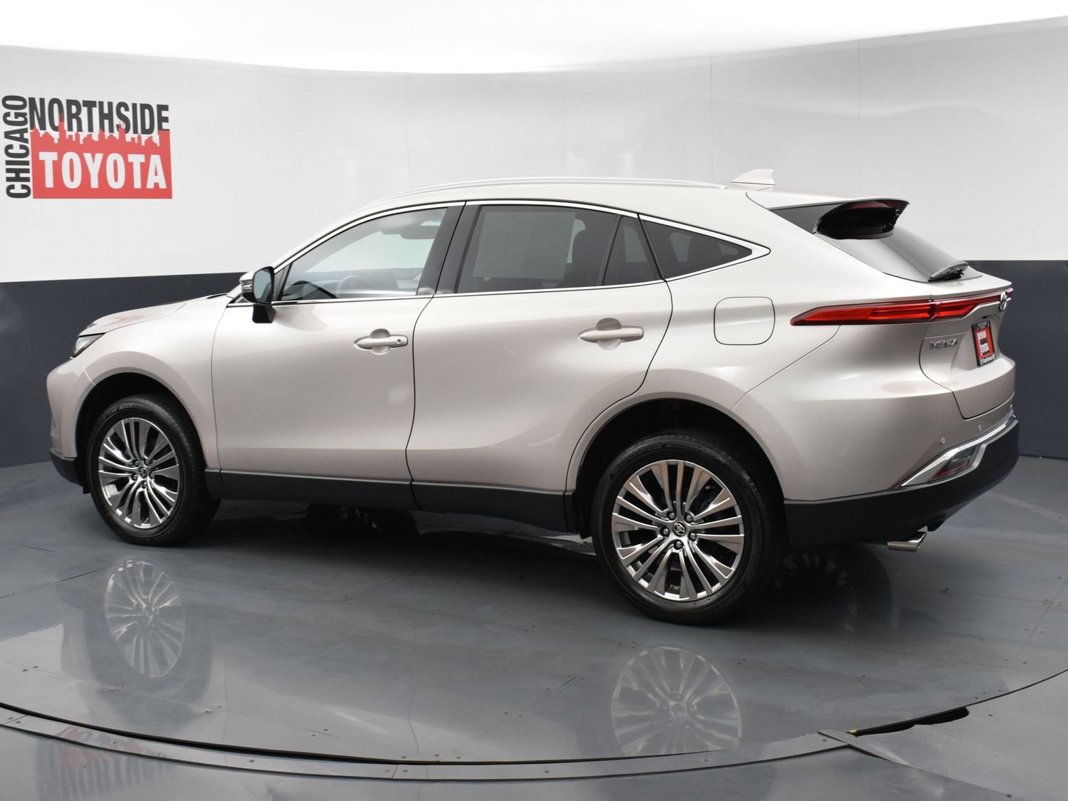 Used 2023 Toyota Venza XLE AWD/4WD image 2