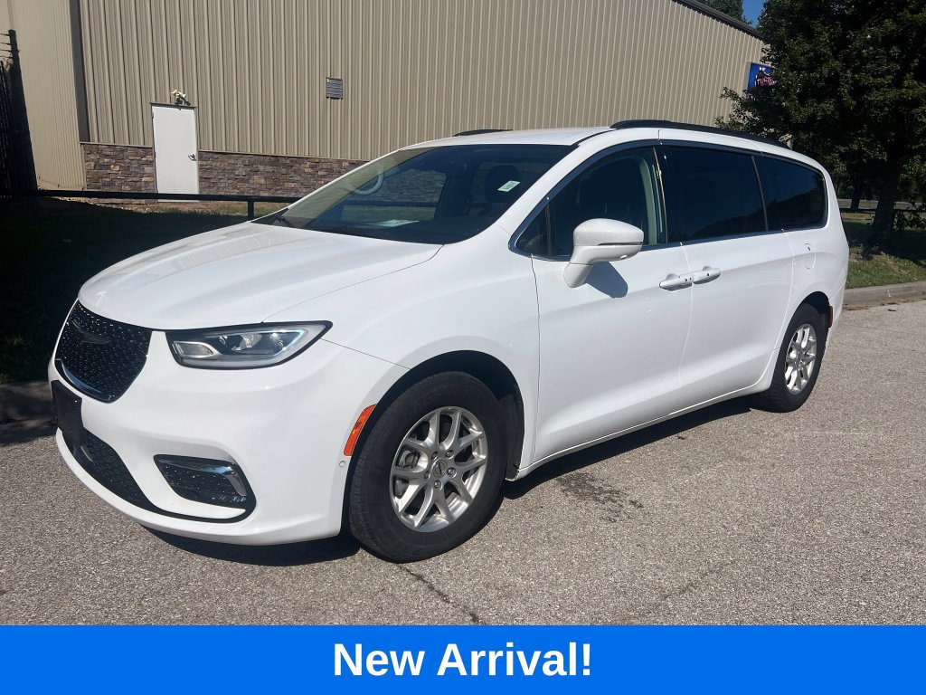 Used 2022 Chrysler Pacifica Touring-L w/ Uconnect Theater Family Group FWD image 1