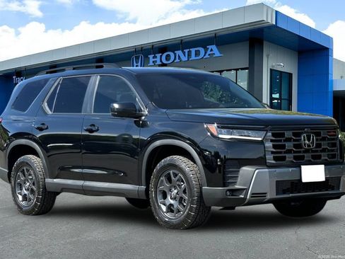 New 2026 Honda Pilot TrailSport image 2