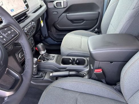 New 2025 Jeep Gladiator Sport image 21