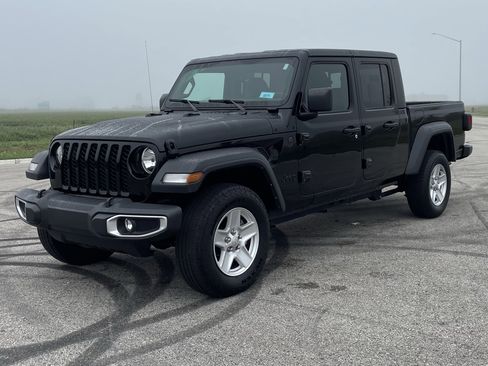 Used 2023 Jeep Gladiator Sport image 2