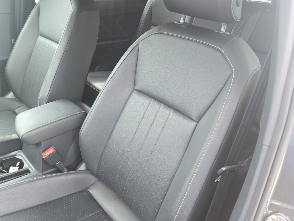 Used 2023 Volkswagen Tiguan SE R-Line FWD image 23