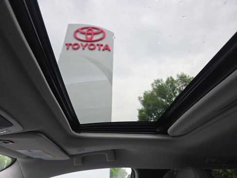 Used 2025 Toyota Sienna XLE w/ XLE Plus Package AWD/4WD image 35