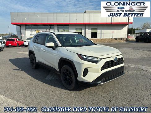 Used 2022 Toyota RAV4 SE image 1