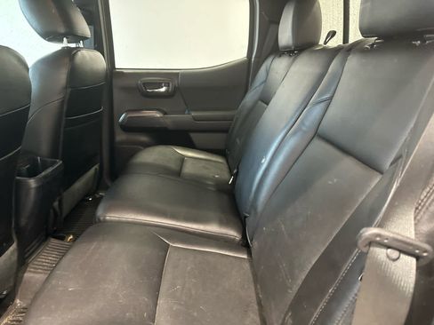 Used 2018 Toyota Tacoma TRD Sport image 15
